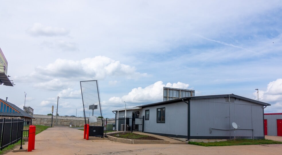 Primary Photo Of 6209 W Kellogg Dr, Wichita Self Storage For Lease