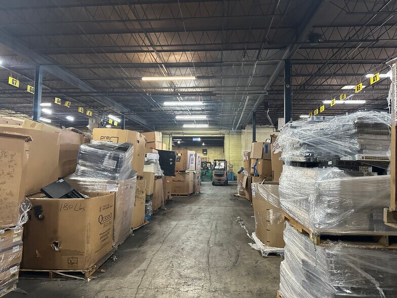 More Photos Of 510 W 172nd St, South Holland Manufacturing For Lease