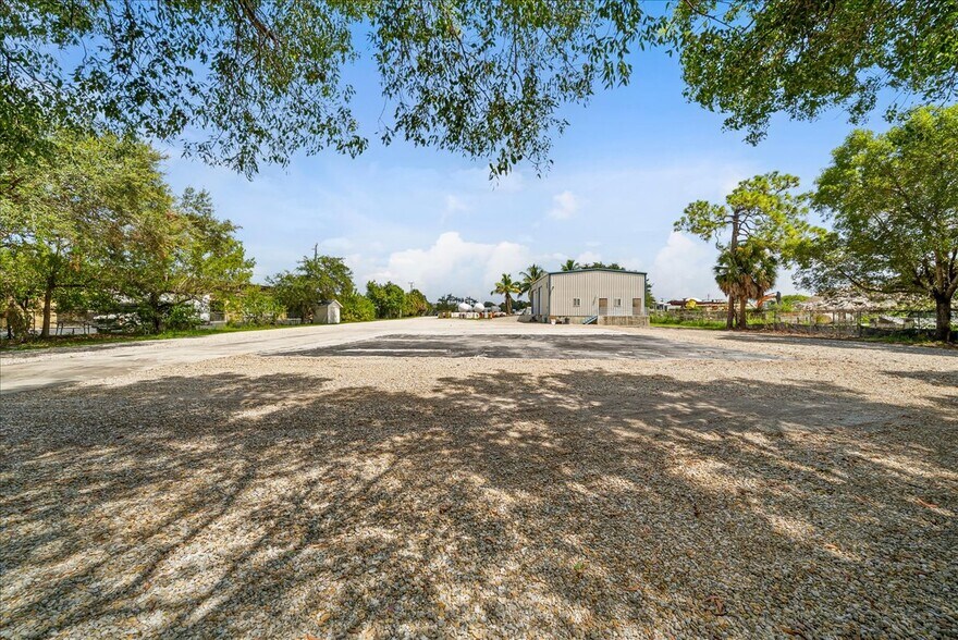 More Photos Of 3596 Prospect Ave, Naples Warehouse For Lease