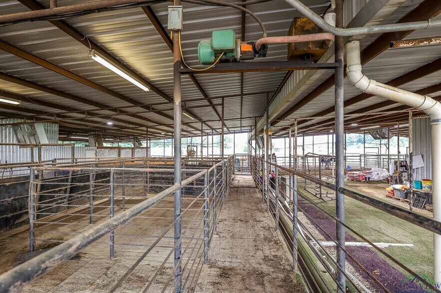 More Photos Of 1024 US Highway 59 N, Carthage Veterinarian Kennel For Sale