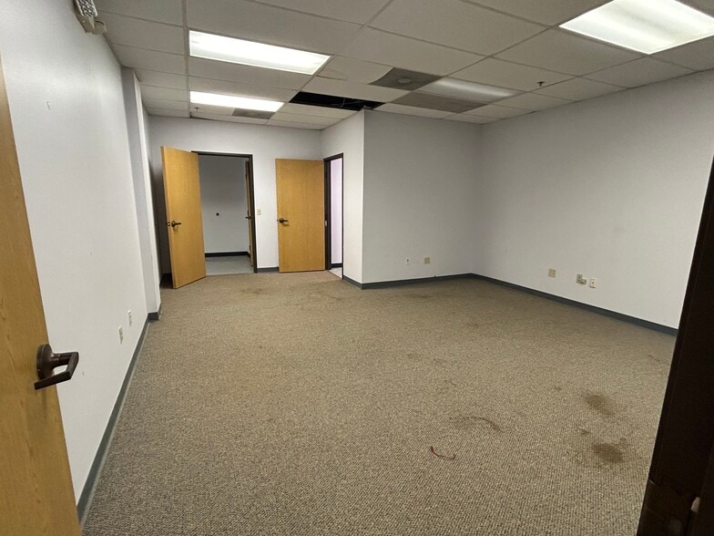 More Photos Of 3215 W Oak St, Palestine Medical For Lease