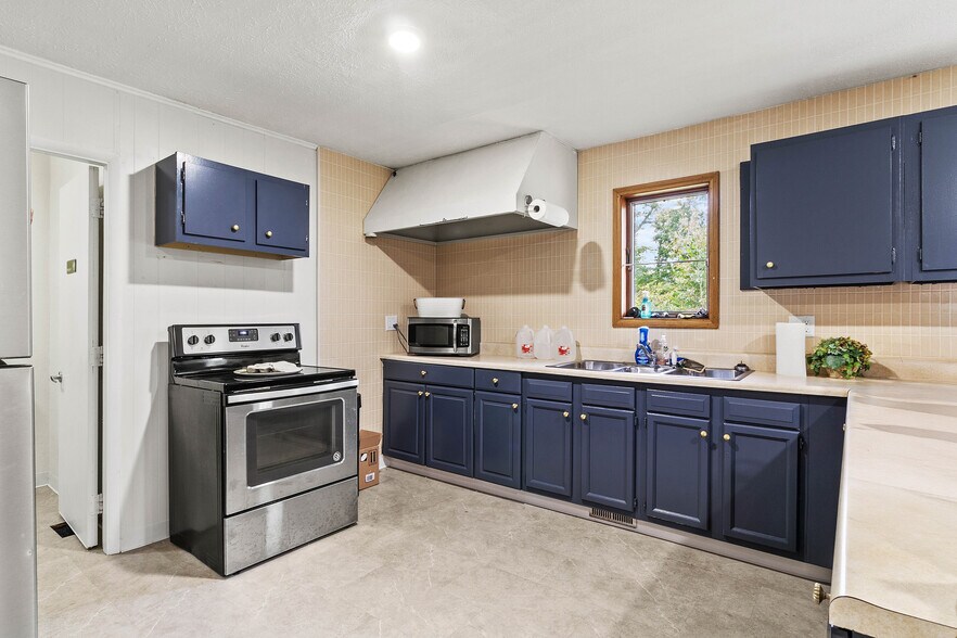 More Photos Of 643 Bodey Cir, Urbana Storefront Retail Office For Sale