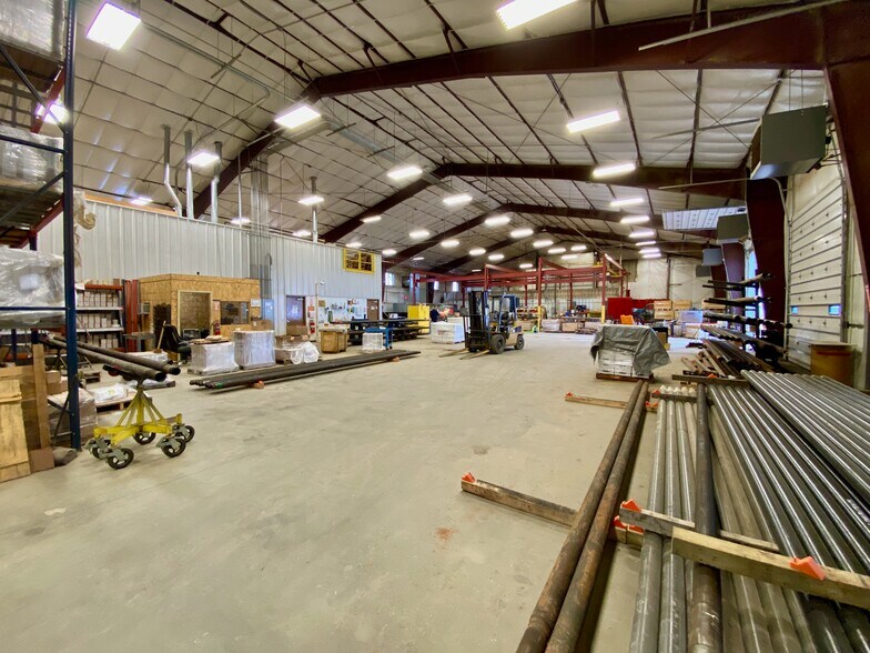 More Photos Of 5066 Owan Industrial Park Dr, Williston Warehouse For Lease