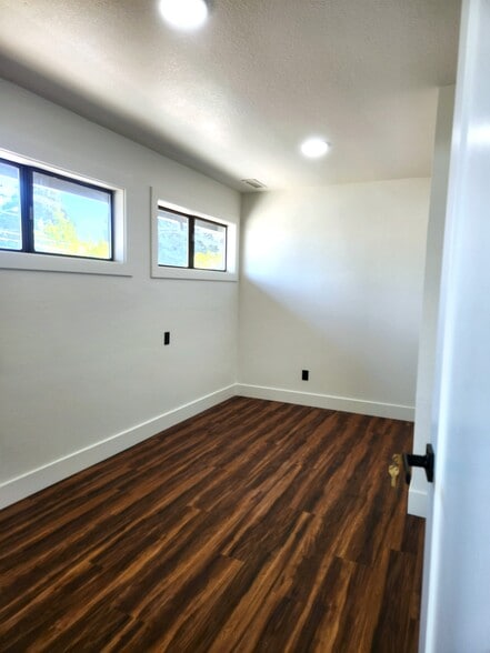 More Photos Of 2115 McDonald, McMinnville Storefront Retail Office For Lease