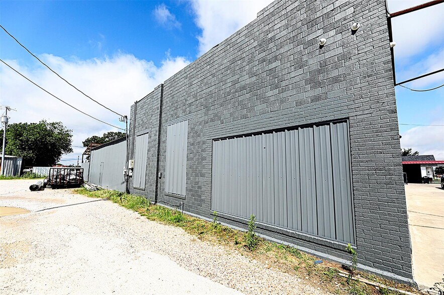 More Photos Of 406 W Wise St, Bowie Industrial For Sale