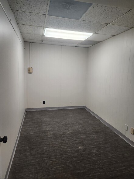 More Photos Of 7667 NW Prairie View Rd, Kansas City Office For Lease