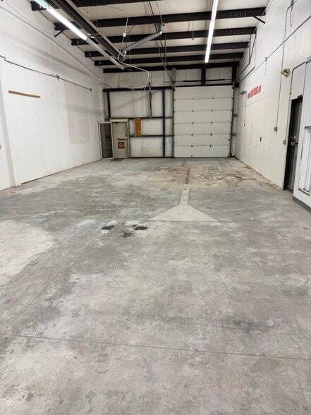 More Photos Of 3260 N 20th St, Lincoln Flex For Lease