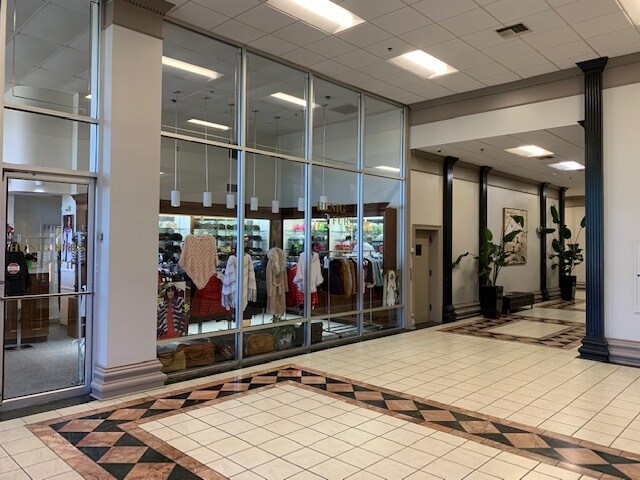 More Photos Of 851 S I-65 Service Rd, Mobile Office For Lease