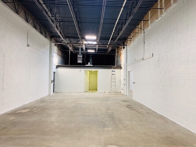 More Photos Of 2231 Fifth Ave, Ronkonkoma Warehouse For Lease
