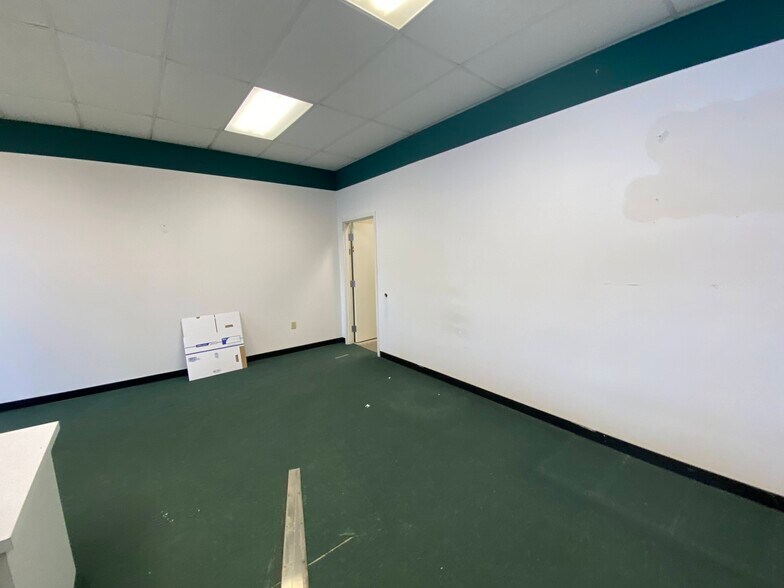 More Photos Of 957 N Main St, Layton Unknown For Lease