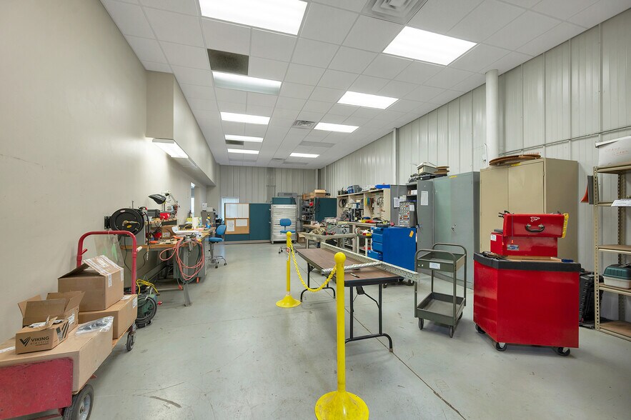 More Photos Of 1725 Suburban Dr, De Pere Manufacturing For Sale
