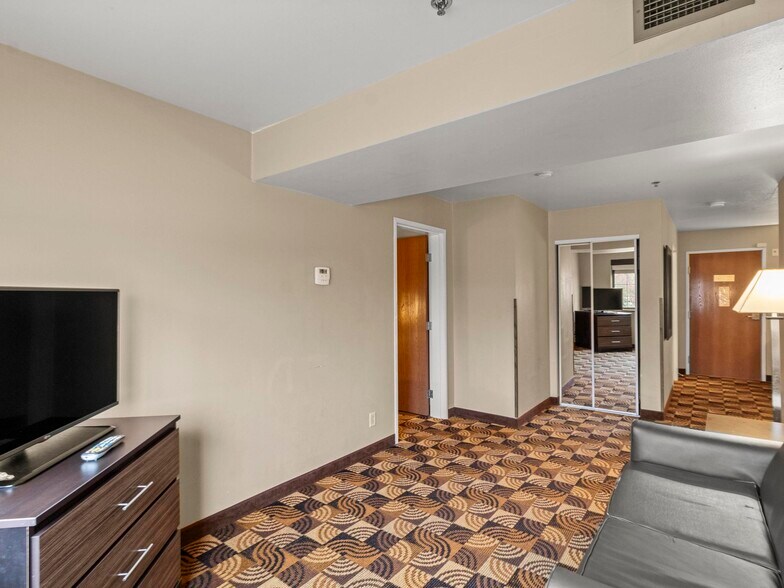 More Photos Of 1001 W College, Oak Creek Hotel For Sale