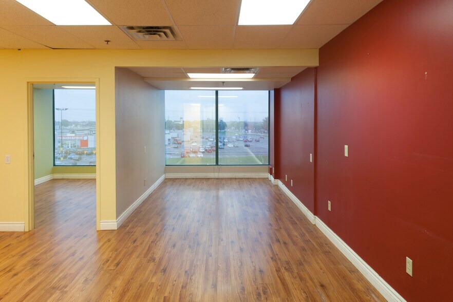 More Photos Of 5805-5879 Boul Henri-Bourassa E, Montréal Office For Lease
