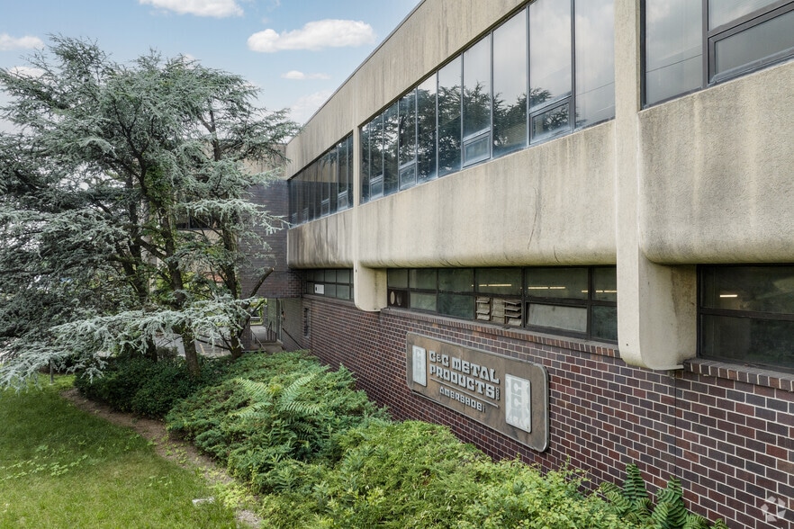 More Photos Of 456 Nordhoff Pl, Englewood Warehouse For Lease