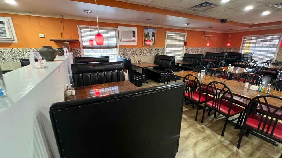 More Photos Of 2209 Meadow Dr, Louisville Restaurant For Lease
