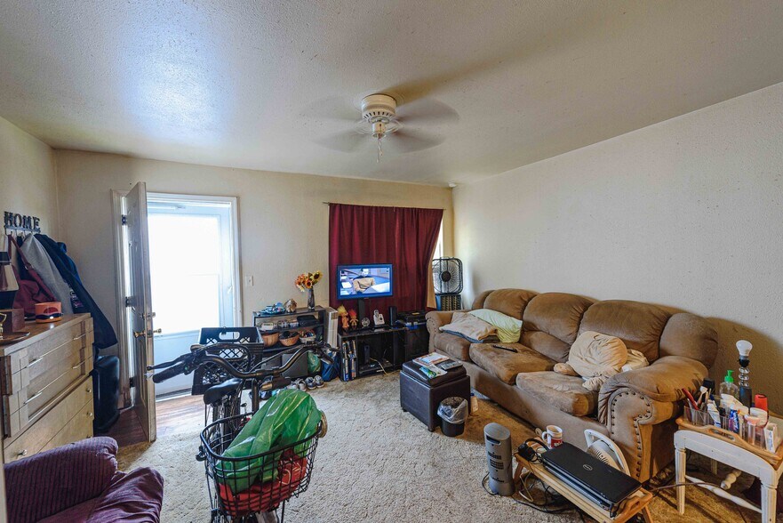 More Photos Of 562 Newmark St, Coos Bay Storefront For Sale