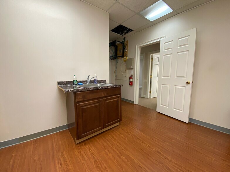 More Photos Of 1776 Old Spring House Ln, Dunwoody Medical For Lease
