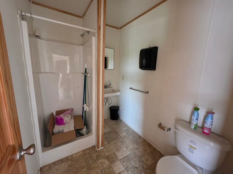 More Photos Of 5118 13th Ave, Simcoe Light Distribution For Sale