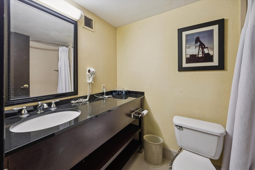 More Photos Of 9090 Southwest Fwy, Houston Hotel For Sale