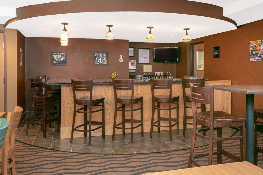 More Photos Of 2405 S El Camino Dr, Sayre Hotel For Sale