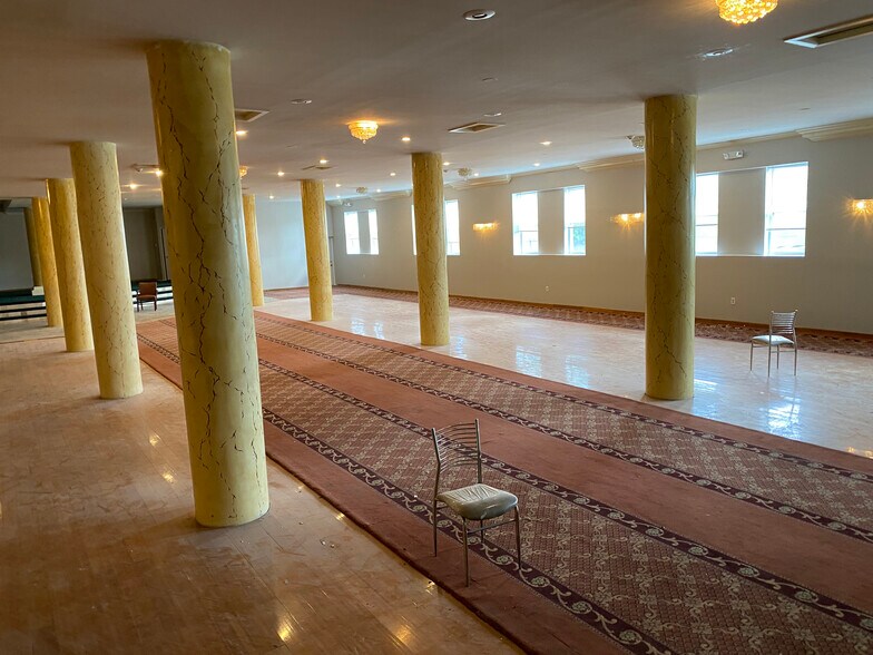 More Photos Of 2613 W Hunting Park Ave, Philadelphia Light Distribution For Lease