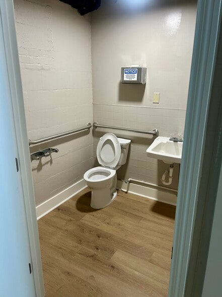 More Photos Of 1810 Boundary St, Beaufort Freestanding For Lease