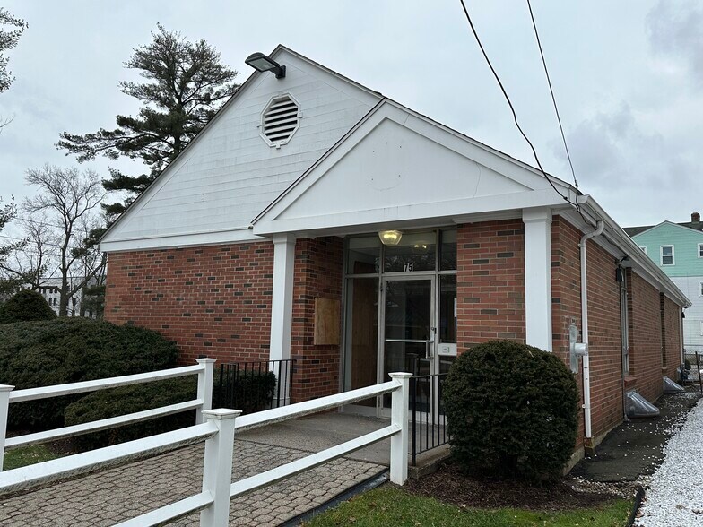 More Photos Of 75 Park Rd, West Hartford Bank For Lease