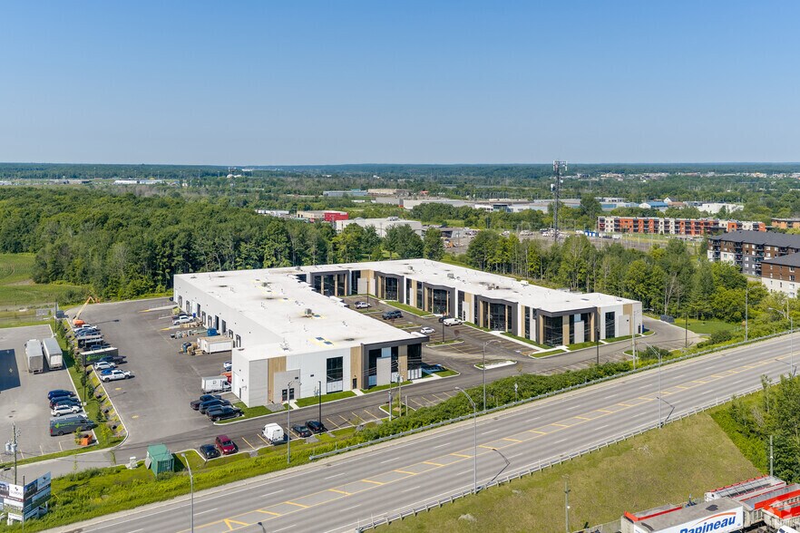 More Photos Of 1090-1110 Des Laurentides Boul, Saint-jerome Distribution For Sale