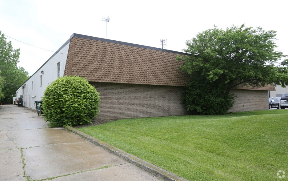 More Photos Of 28039 W Commercial Ave, Lake Barrington Industrial For Lease
