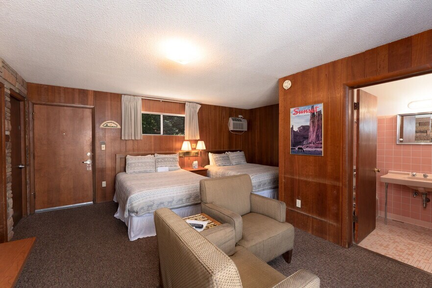 More Photos Of 1624 E Main St, Montrose Hotel For Sale
