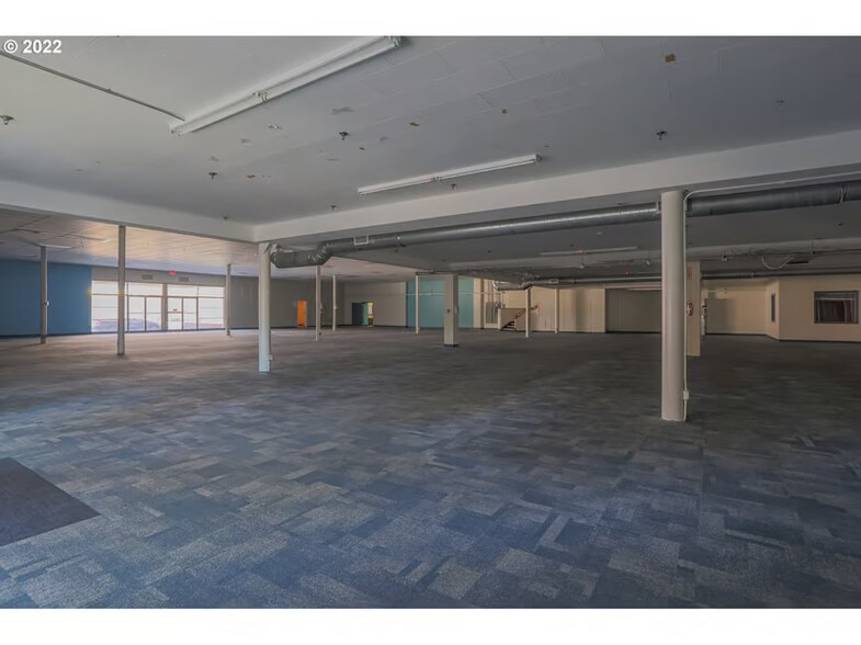 More Photos Of 181 Anderson Ave, Coos Bay Department Store For Sale