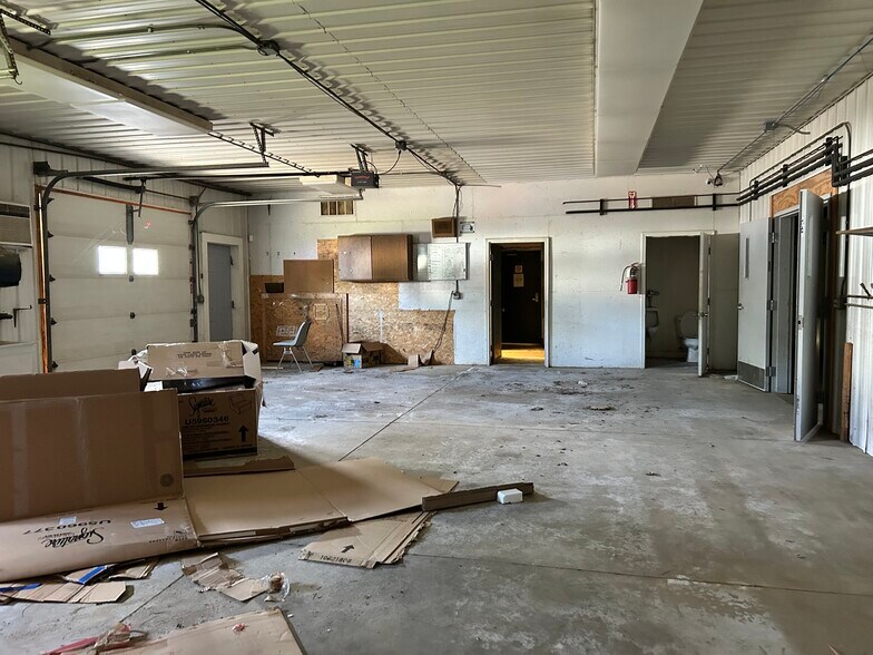 More Photos Of 3614-3616 Lake St, Kalamazoo Warehouse For Lease