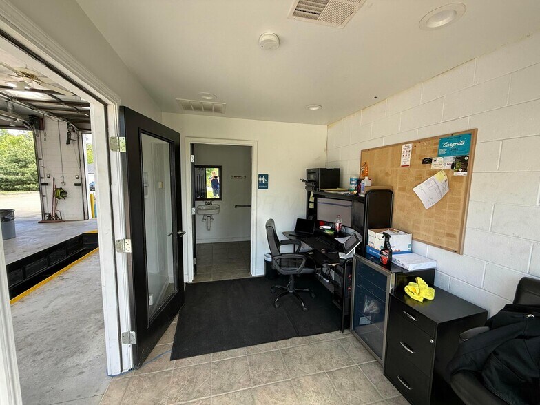 More Photos Of 600 N Main St, Baltimore Auto Repair For Sale