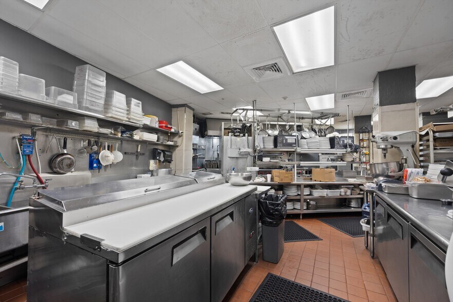 More Photos Of 514 NW Dixie Hwy, Stuart General Retail For Sale