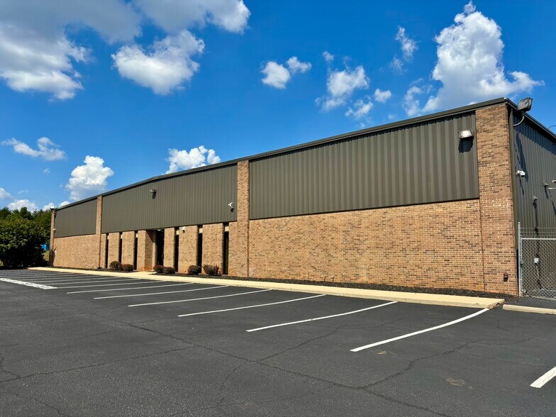 More Photos Of 240 Commerce Ct, Duncan Distribution For Lease