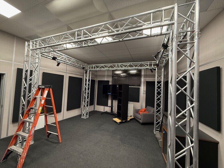 More Photos Of 2636 N Ontario St, Burbank Warehouse For Lease