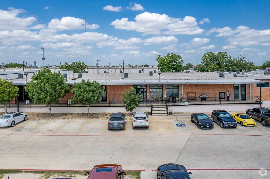 More Photos Of 3363 E Commerce St, San Antonio Warehouse For Sale