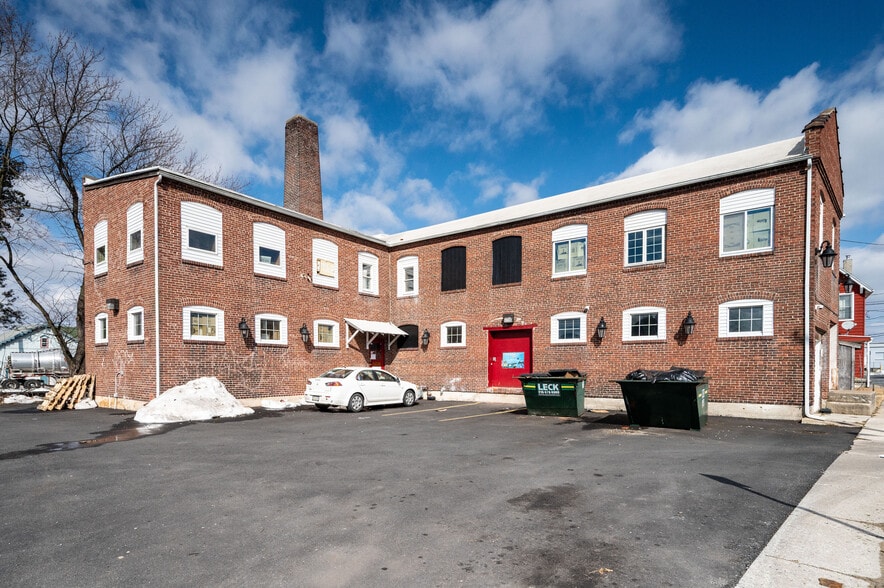 More Photos Of 102 S Richmond St, Fleetwood Warehouse For Sale