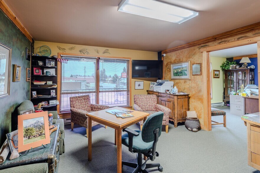 More Photos Of 117 Pine St, Pinedale Restaurant For Sale