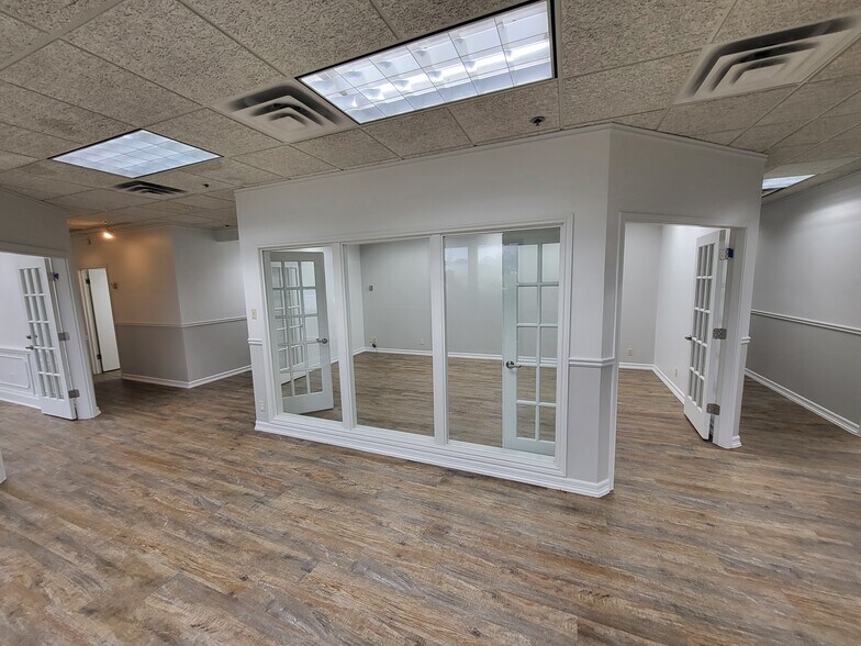 More Photos Of 4754 Shavano Oak, San Antonio Light Distribution For Lease