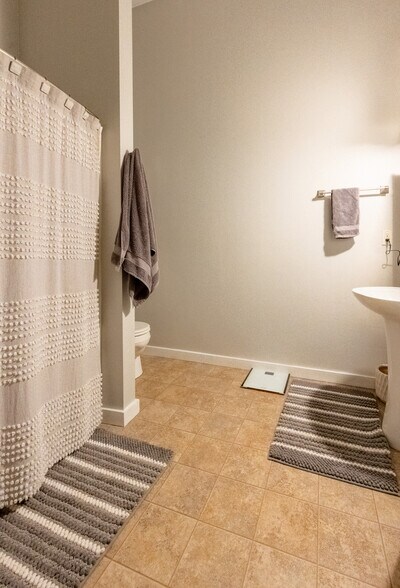 More Photos Of 211 Jetway Dr, Belgrade Flex For Sale