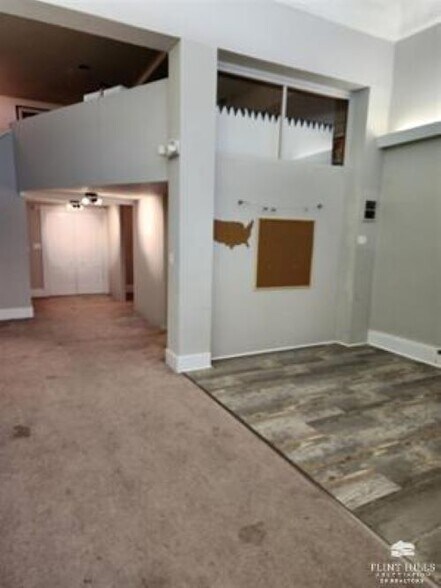 More Photos Of 303 N Cedar St, Abilene Storefront For Sale