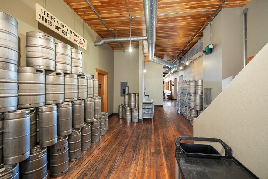 More Photos Of 1307 Main St, Oroville Bar For Sale