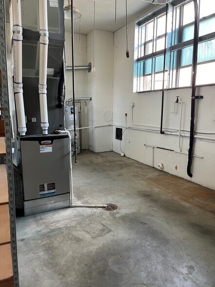 More Photos Of 2164 Tedrow Rd, Toledo Showroom For Lease