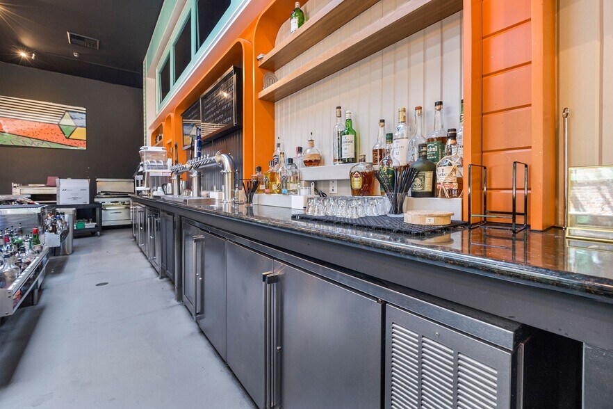 More Photos Of 229 Broadway St, Chico Bar For Lease