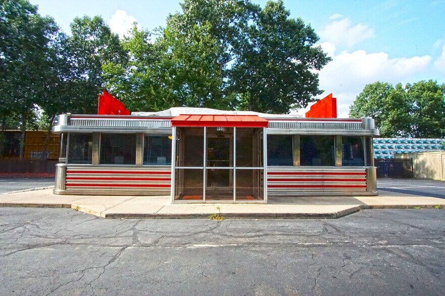 More Photos Of 950 Bay St, Springfield Restaurant For Sale