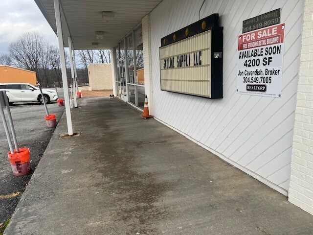 More Photos Of 2021 E Main St, Oak Hill Freestanding For Sale