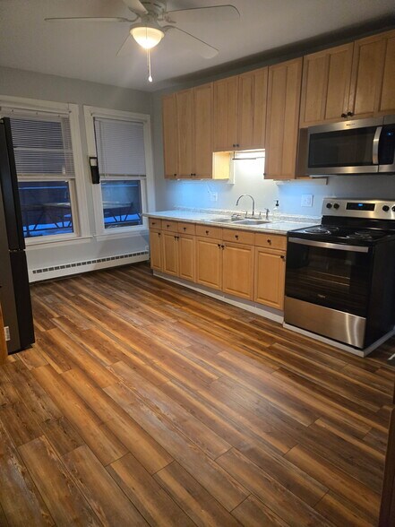 More Photos Of 12 Middle St, Lancaster Storefront Retail Residential For Sale