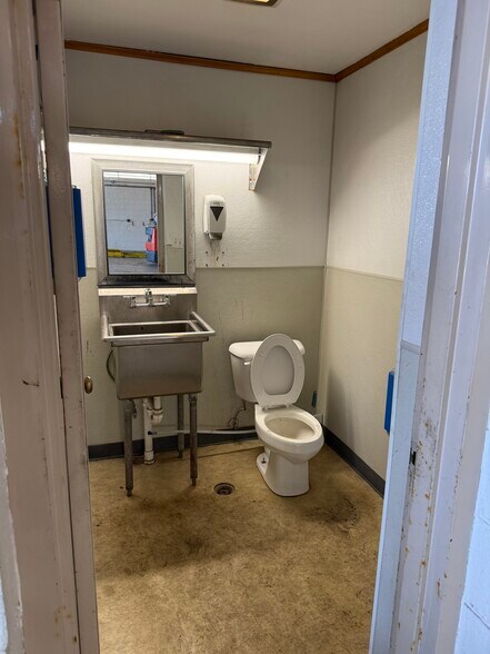 More Photos Of 4881 Pittsburgh Rd, Harrisville Light Distribution For Sale