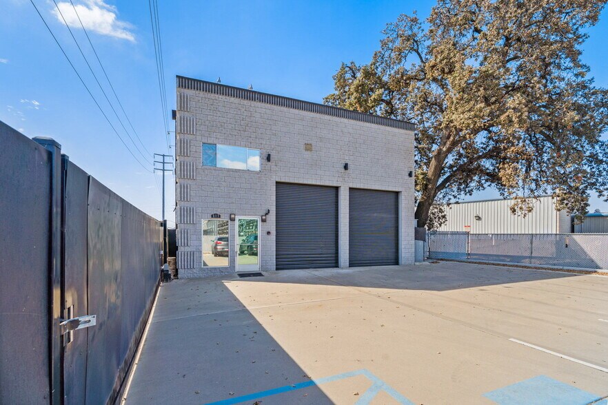 More Photos Of 217 S Ben Maddox Way, Visalia Service For Sale